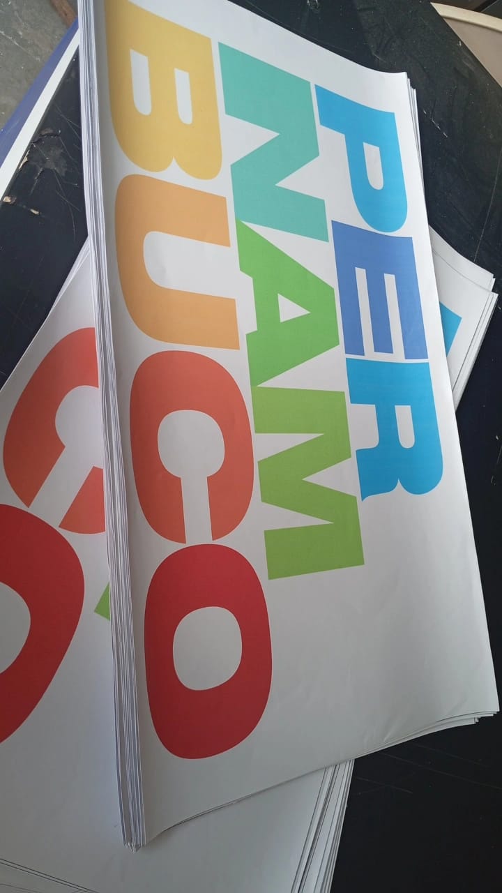 Letras recortadas em vinil colorido escrito Pernambuco feitas pela JM Copy