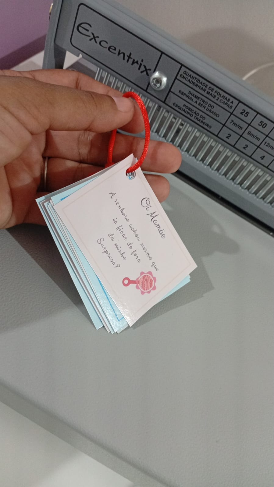 Tags de presente personalizadas com cordão feitas pela JM Copy