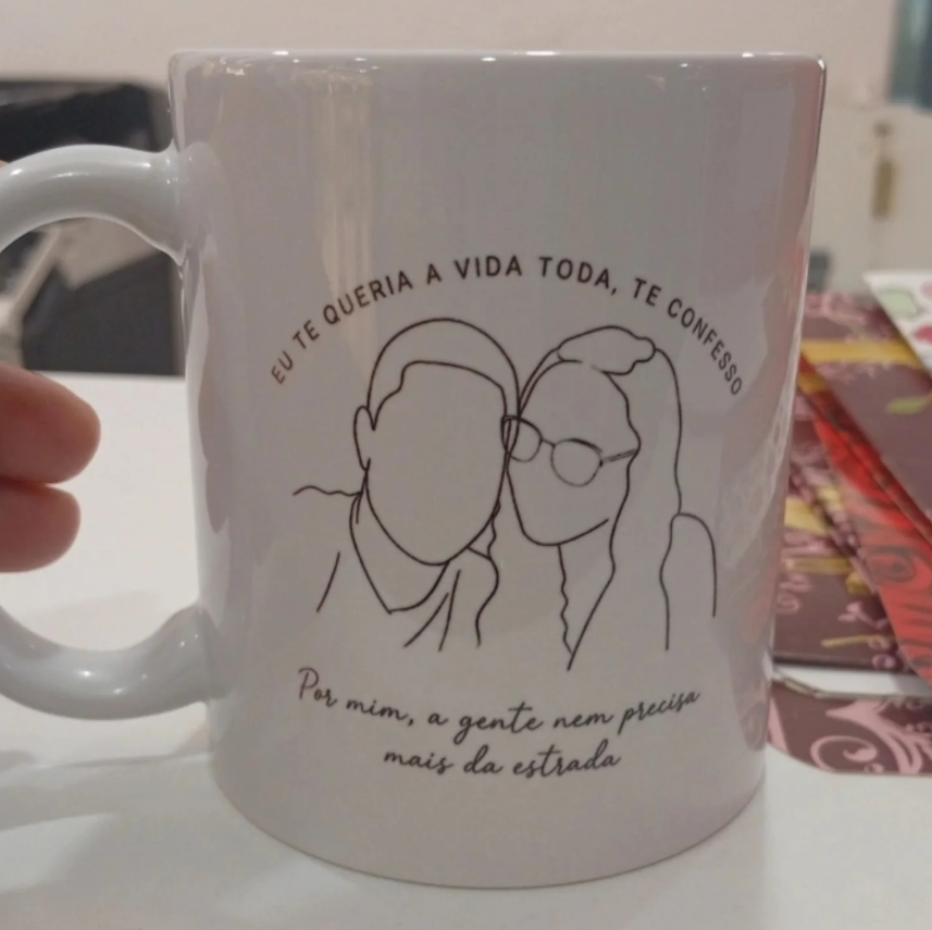Caneca branca personalizada com impressão DTF UV de um casal em traço